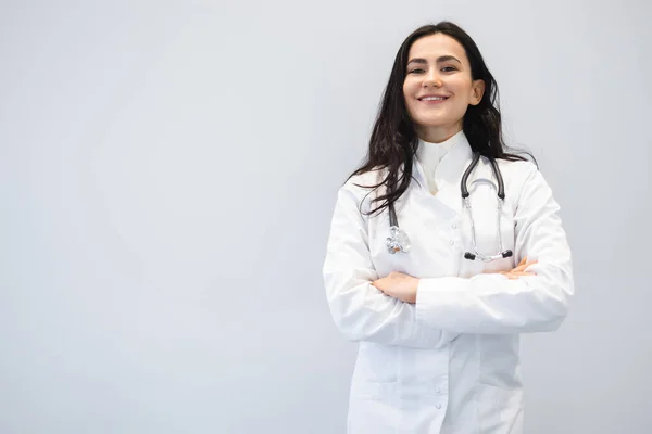 Retrato Uma Médica Feliz Com Braços Cruzados — Fotografia de Stock