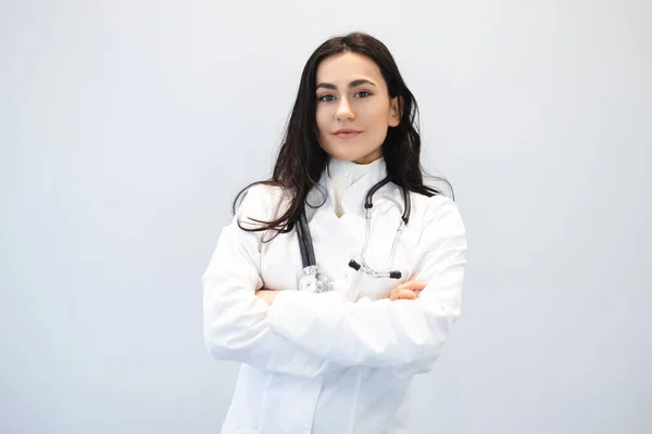 Retrato Médica Feminina Confiante Com Braços Cruzados — Fotografia de Stock