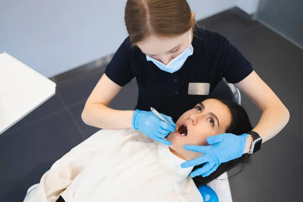 Dişçiyle Randevusu Olan Genç Bir Kadın Diş Sorunlarının Önlenmesi — Stok fotoğraf