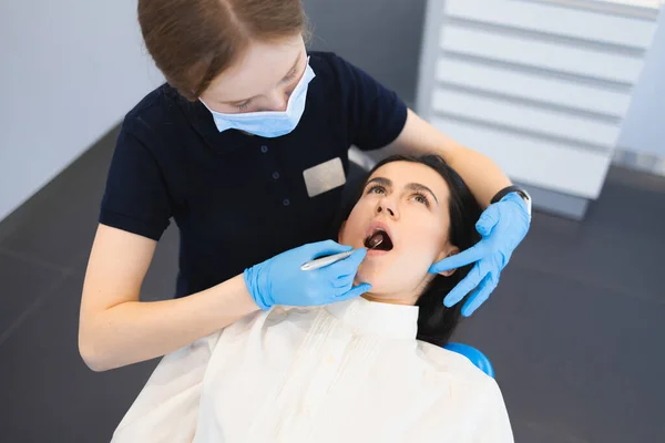 Dişçiyle Randevusu Olan Genç Bir Kadın Diş Sorunlarının Önlenmesi — Stok fotoğraf
