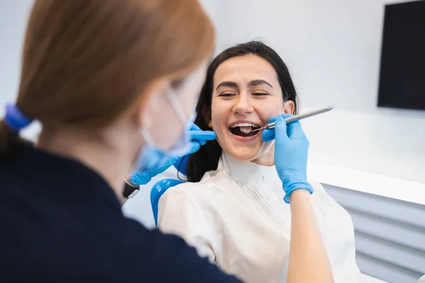 Diş Hekimindeki Önleyici Muayenedeki Mutlu Kadın Diş Kliniğindeki Kadın Hasta — Stok fotoğraf