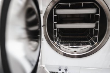 Tıbbi sterilizasyon makinesinin yakın çekim görüntüsü