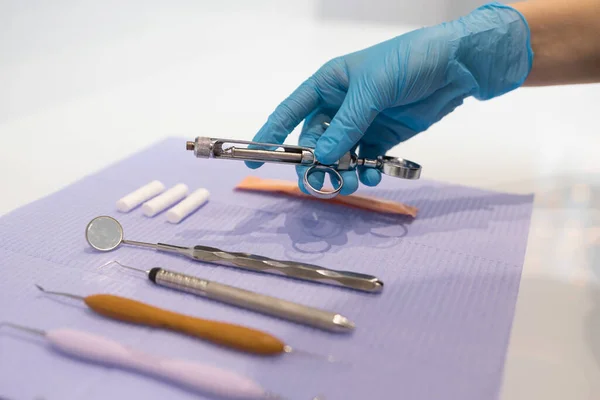 Крупным Планом Рука Стоматолога Принимает Шприц Карпула Многие Стоматологические Инструменты — стоковое фото