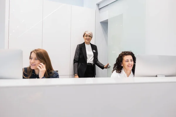 Lady Boss Her Subordinates Office — Stock Photo, Image