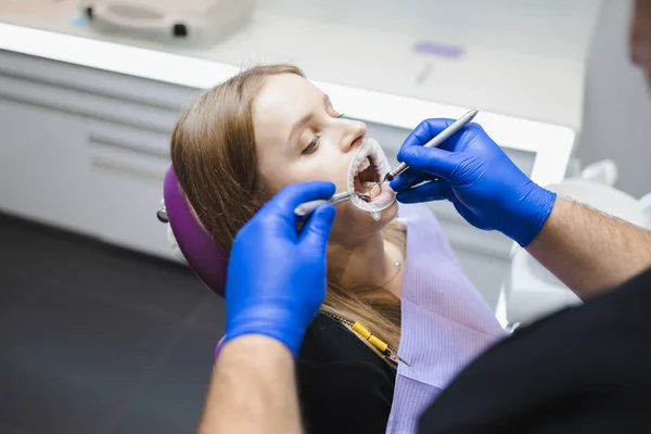 Erkek Dişçi Tedavi Öncesi Kadın Dişlerini Muayene Ediyor — Stok fotoğraf