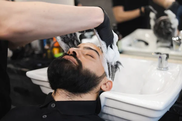 Adam Berber Dükkanında Saçını Yıkarken Rahatlıyor Berber Ustası Müşterinin Kafasını — Stok fotoğraf