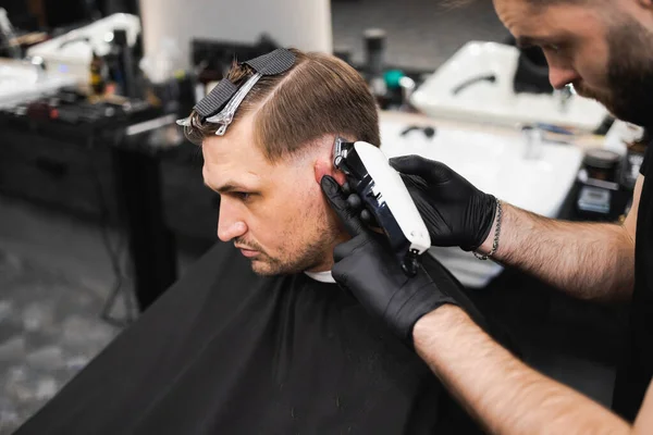 理髪店で髪をトリミングするプロセス — ストック写真