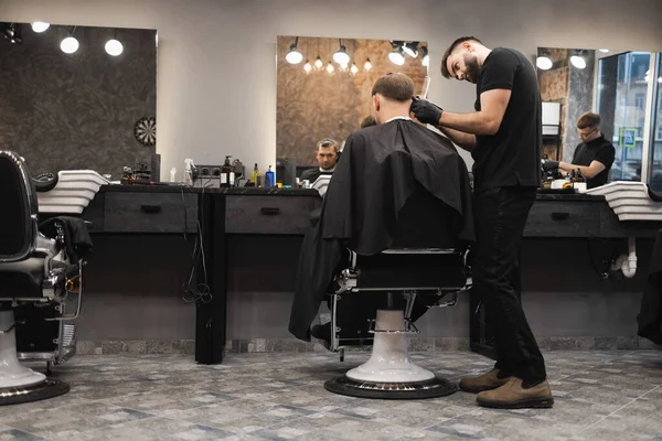 男性クライアントのひげそりの美容師の切断髪 — ストック写真