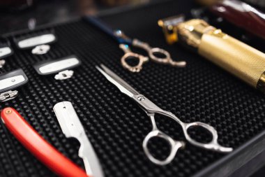 Berberin işyeri. Saç stili için araçlar