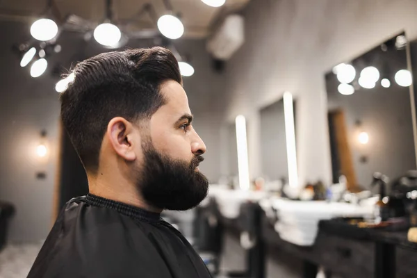 Hombre Barbudo Sentado Silla Barbería — Foto de Stock