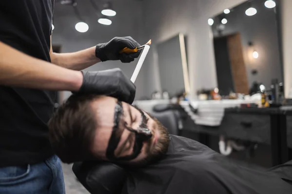 Güzellik Salonundaki Adam Mumlarla Kulak Kirini Temizliyor Erkek Spa Tedavisi — Stok fotoğraf