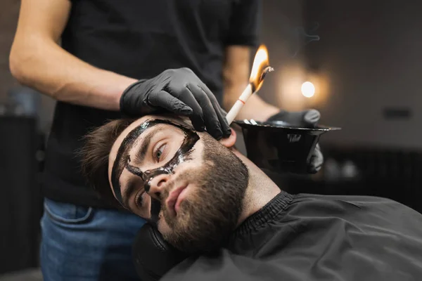 Güzellik Salonundaki Adam Mumlarla Kulak Kirini Temizliyor Erkek Spa Tedavisi — Stok fotoğraf