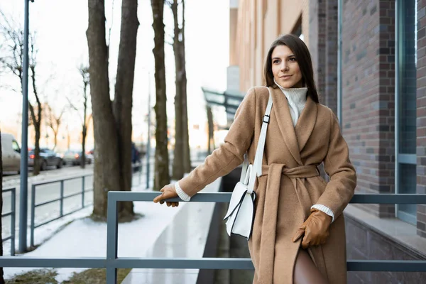 Zarif Kahverengi Ceketli Beyaz Çantalı Dışarıda Poz Veren Güzel Bir — Stok fotoğraf