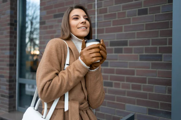Glada Kvinna Håller Kopp Varmt Kaffe Händerna Den Kalla Årstiden — Stockfoto