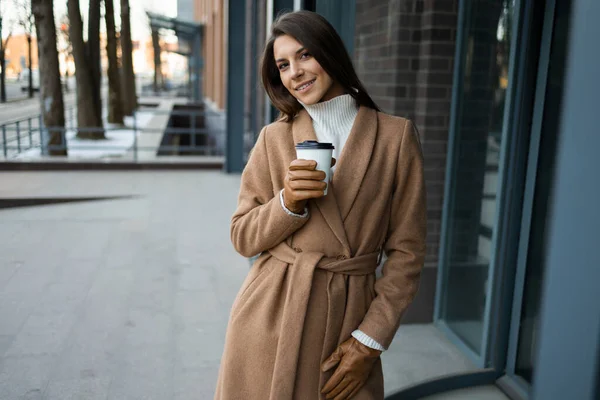 Fröhliche Frau Braunen Mantel Mit Kaffeetasse Freien — Stockfoto