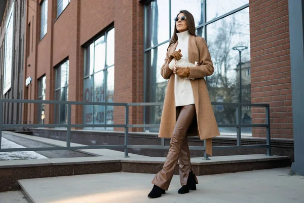Şehirde Çantalı Kahverengi Ceketli Şık Bir Kız — Stok fotoğraf