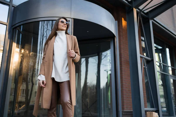 Porträt Eines Stilvollen Mädchens Mantel Und Sonnenbrille Eingang Zum Business — Stockfoto