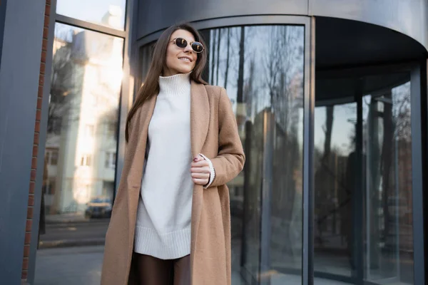 Portrait Une Jeune Femme Joyeuse Dans Des Lunettes Manteau Brun — Photo