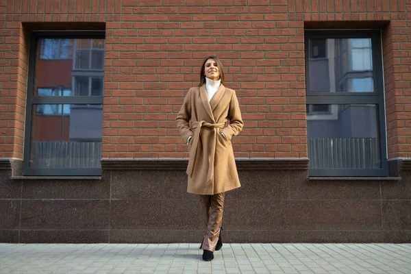 Femme Élégante Dans Manteau Classique Contre Mur Briques — Photo