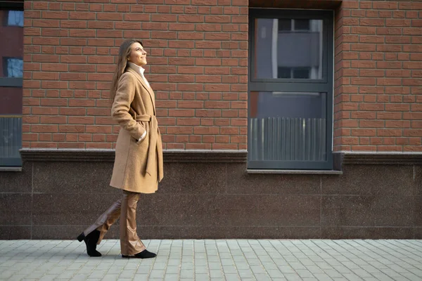 Kahverengi Ceketli Deri Pantolonlu Tuğla Binanın Yanında Güzel Bir Kadın — Stok fotoğraf