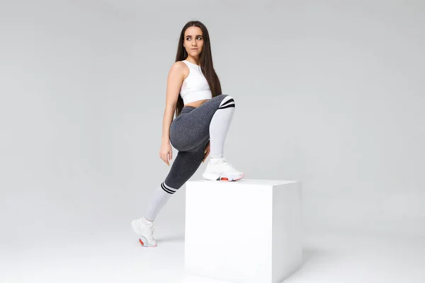 Nce Vücutlu Genç Fitness Kadını Stüdyodaki Küpte Poz Veriyor — Stok fotoğraf