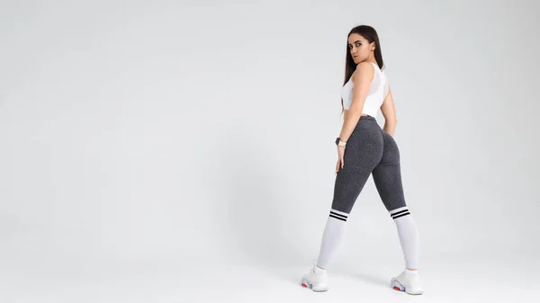 Stüdyoda Beyaz Bir Arka Planda Spor Giyimli Genç Bir Kadının — Stok fotoğraf