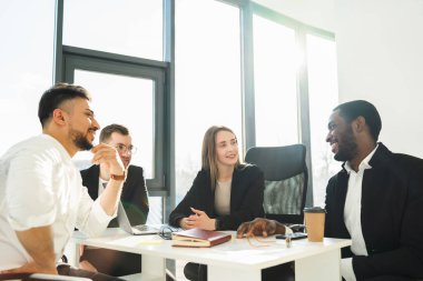 Çok ırklı ofis çalışanları sabah ofiste toplanıyor.