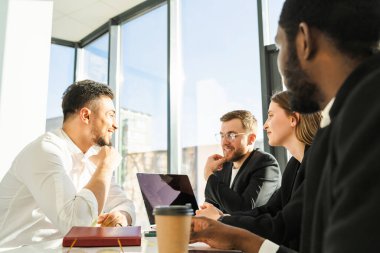 Bir grup ofis çalışanı toplantı yapıyor.