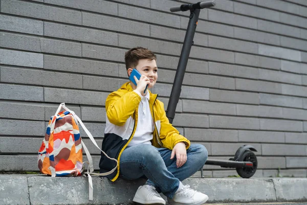 Menino Senta Contra Uma Parede Tijolo Passeio Perto Sua Scooter — Fotografia de Stock