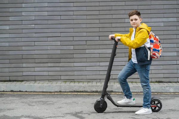 Menino Bonito Scooter Elétrico Livre — Fotografia de Stock