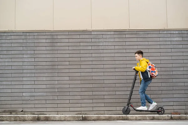 Bonito Adolescente Montando Uma Scooter Elétrica — Fotografia de Stock