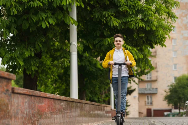Joyeuses Promenades Adolescentes Sur Scooter Électrique Extérieur — Photo