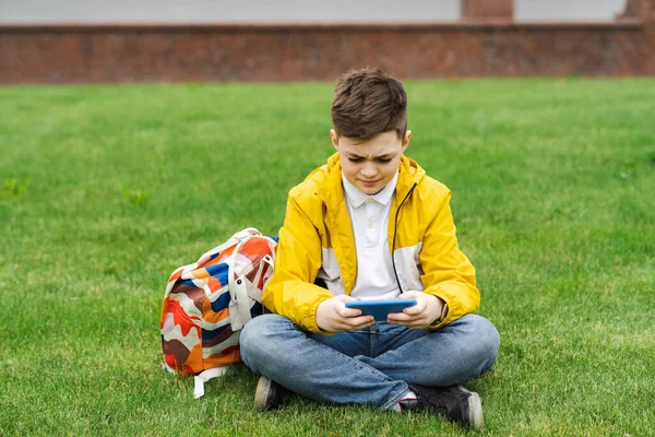 Niño Jugando Teléfono Inteligente Sentado Césped Verde Después Escuela — Foto de Stock