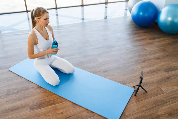 Yogalehrerin Streamt Workout Live — Stockfoto