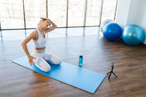 Kadın Fitness Blogcusu Yoga Derslerini Çevrimiçi Yayınlıyor — Stok fotoğraf