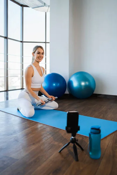 Fitness Streamer Für Frauen Mit Kurzhanteln Der Videoübertragungen Auf Dem — Stockfoto