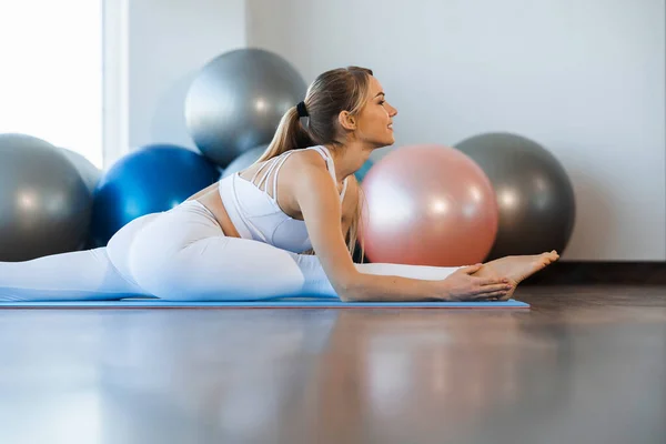 Flexibles Mädchen Weißer Yoga Kleidung Übt Bindung Fitnessstudio — Stockfoto