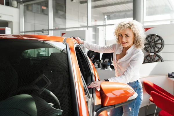 Mulher Loira Concessionária Compra Carro Novo — Fotografia de Stock