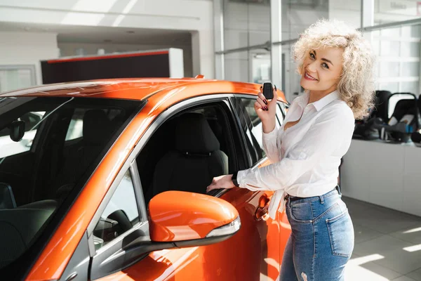 Mulher Feliz Com Chave Perto Seu Carro Novo Concessionária — Fotografia de Stock