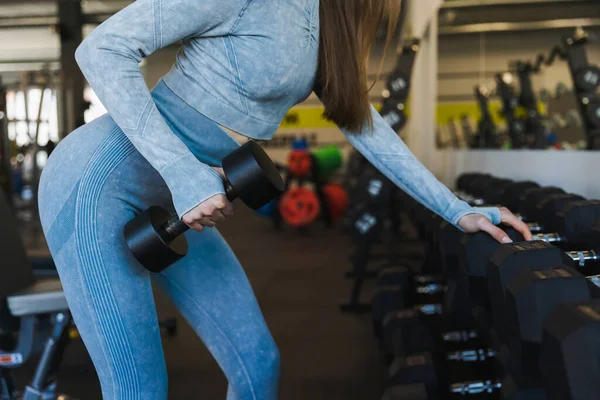 Imagen Recortada Chica Con Mancuerna Mano Gimnasio — Foto de Stock