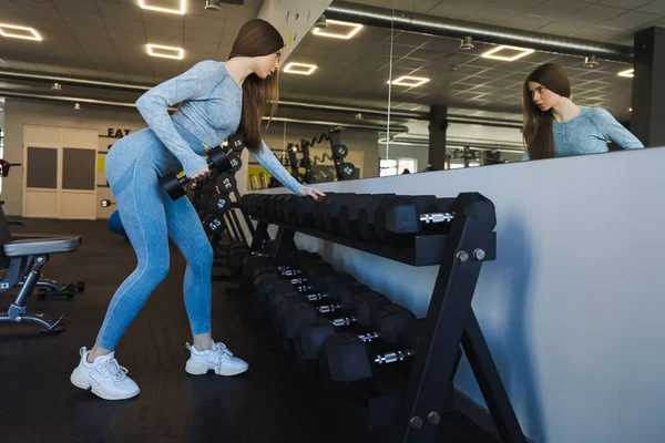 Fitness Menina Fazendo Exercício Com Halteres Olhando Para Seu Reflexo — Fotografia de Stock