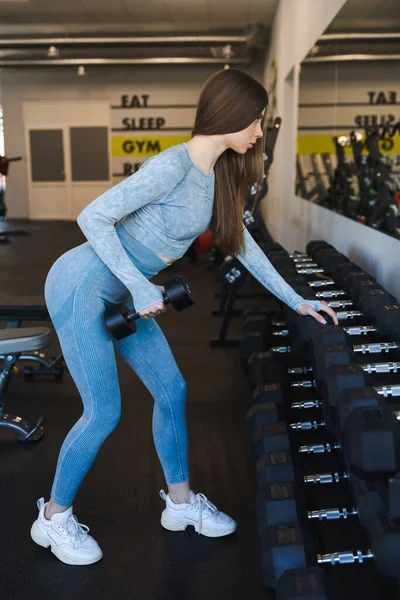 Slender Girl Shakes Her Biceps Dumbbells — Stock Photo, Image