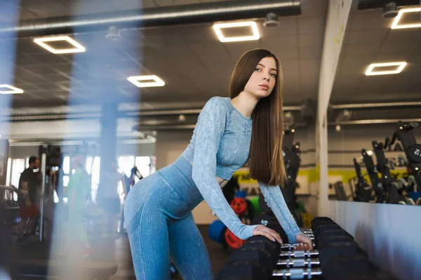 Bella Ragazza Rimuove Pesante Manubrio Dal Rack Durante Esercizio Palestra — Foto Stock