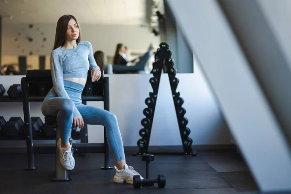 Düşünceli Kız Spor Salonunda Bir Bankta Oturur Halterli Egzersizden Sonra — Stok fotoğraf