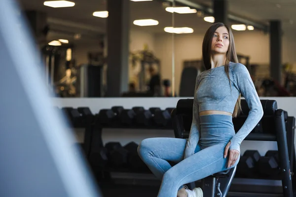 Hermosa Chica Atlética Posando Gimnasio — Foto de Stock