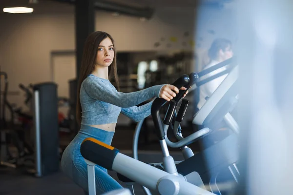 Chica Fitness Haciendo Entrenamiento Cardiovascular Gimnasio Simulador Orbitrek — Foto de Stock