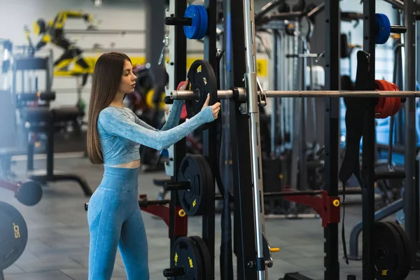 Atlética Pone Disco Máquina Herrería Chica Haciendo Ejercicio Gimnasio — Foto de Stock