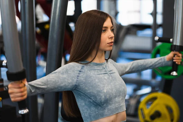 Primo Piano Una Ragazza Forma Che Esercita Una Macchina Farfalla — Foto Stock