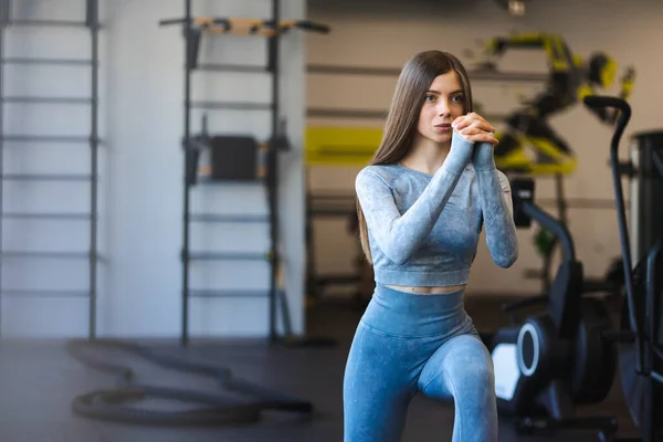 Joven Mujer Fitness Haciendo Saltos Durante Entrenamiento Gimnasio — Foto de Stock