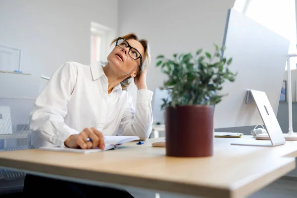 Portrait Pensive Female Office Worker Sitting Her Desk — Stock Photo, Image